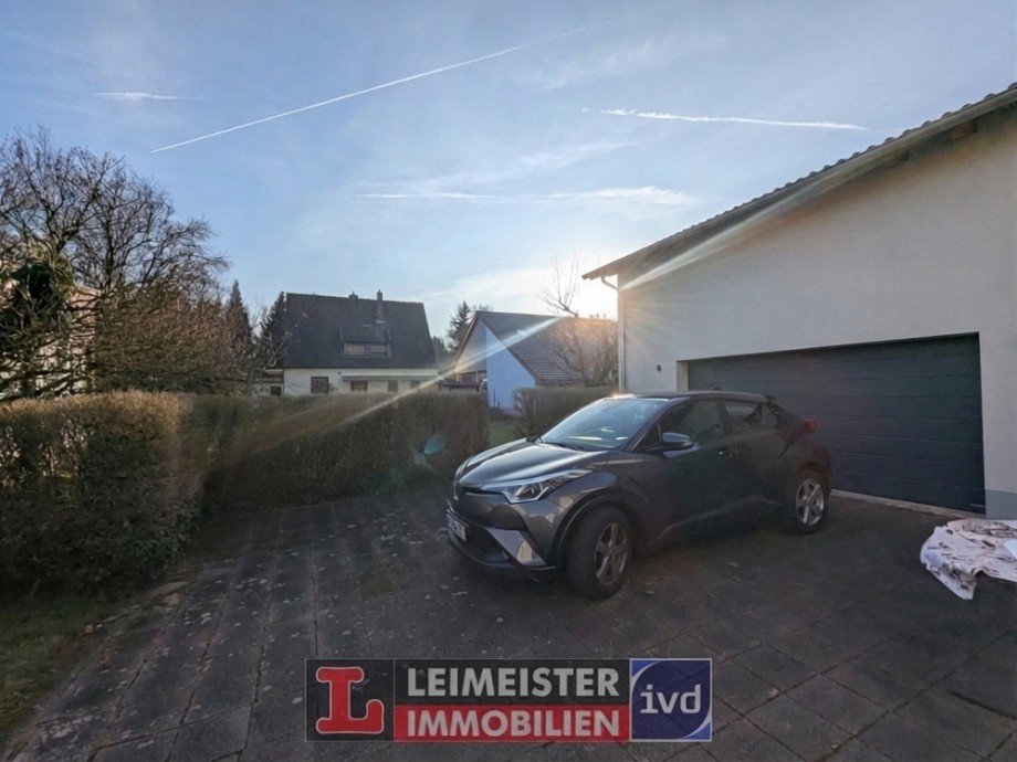Innenhof (KI-generiert eingerichtet) Zweifamilienhaus H�sbach