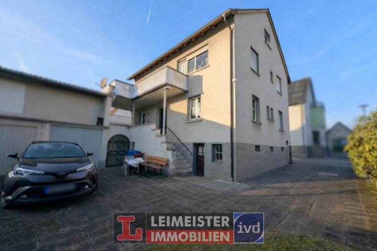 Au�enansicht H�sbach Zweifamilienhaus Sanierungsbed�rftiges 2-FH mit gro�em Grundst�ck, Garagen und Entwicklungspotenzial in H�sbach