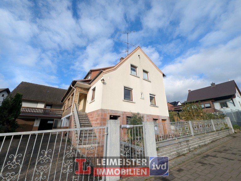 Au�enansicht Stra�bessenbach Zweifamilienhaus *Reserviert* Zweifamilienhaus mit Garten & Garagen - viel Potenzial in Stra�bessenbach