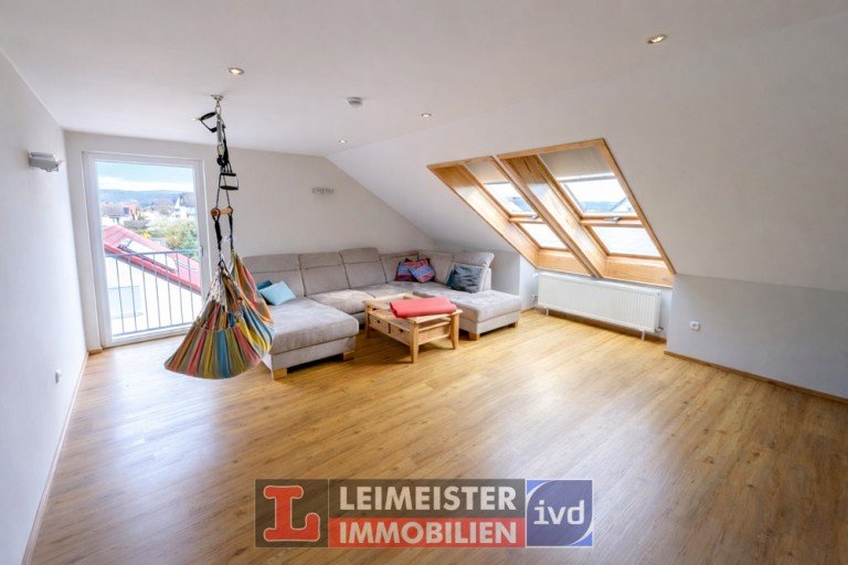 Wohnbereich Niedernberg Dachgeschosswohnung Freundliche 3-Zi.-Wohnung - TEILM�BLIERT & LICHTDURCHFLUTET in Niedernberg - sofort frei!