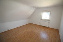 Zimmer Exklusive 3,5-Zimmer-Dachgeschosswohnung mit Balkon in attraktiver Lage