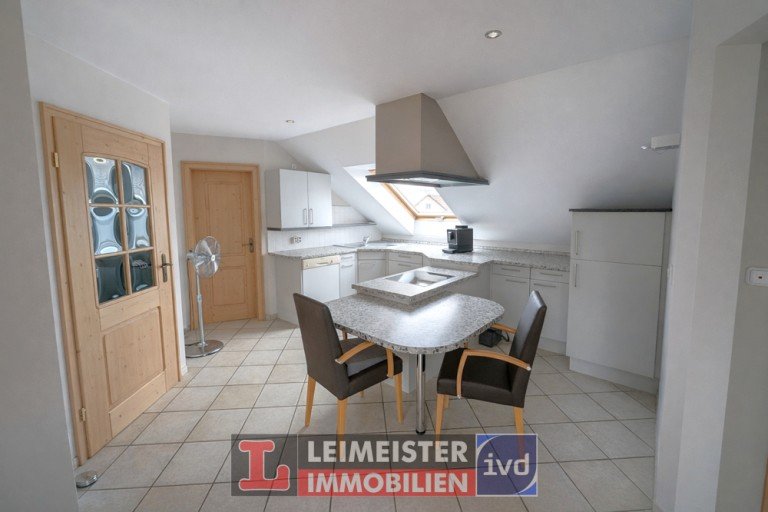 Essbereich Niedernberg Dachgeschosswohnung Freundliche 3-Zi.-Wohnung - TEILM�BLIERT & LICHTDURCHFLUTET in Niedernberg