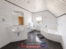 Bad/WC OG Neu im Angebot! Tolles Einfamilienhaus, 2 Balkone, Terrasse,  Garage im sch�nen Hofstetten!