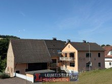 Strassenseite AUCH EINZELN ZU KAUFEN! 
3-FAMILIENHAUS, EINFAMILIENHAUS, SCHEUNE, GARAGE, HOF, 7000m2 Wiese/Koppel