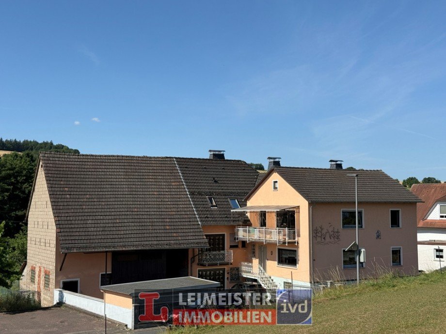 Strassenseite Mehrfamilienhaus Sommerkahl